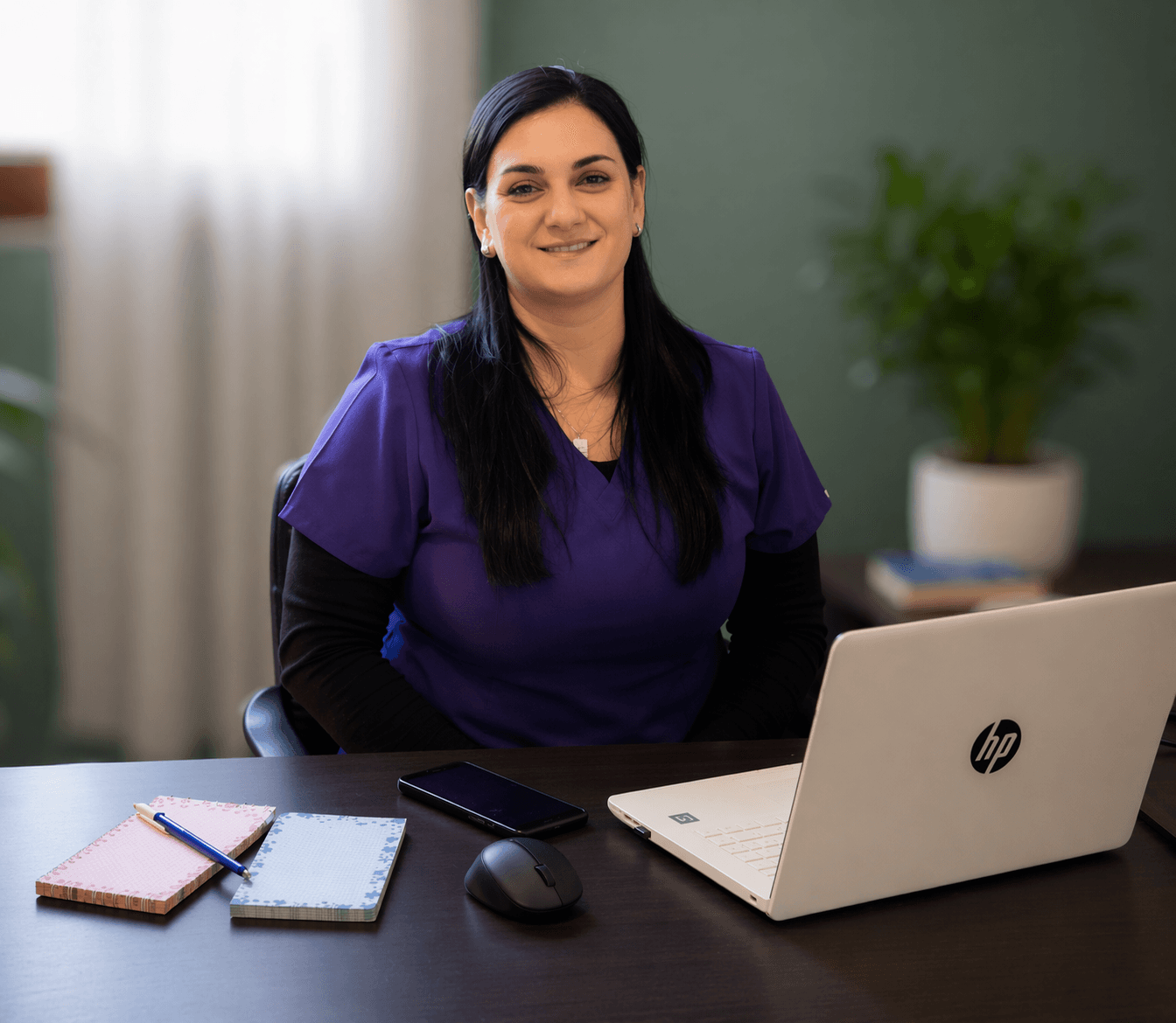 Nutricionista profesional en su consultorio